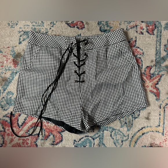 NWOT by the way. Jazmin Houndstooth Shorts size small - Picture 6 of 6
